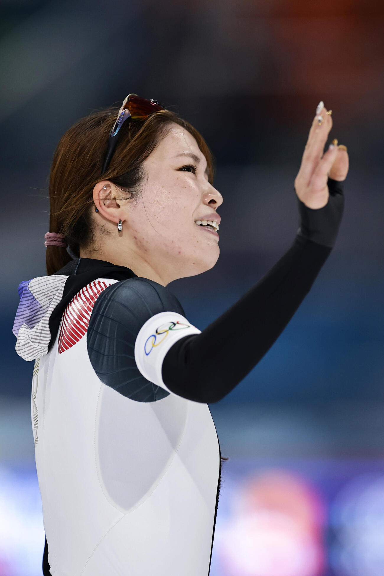 スピードスケート女子1500メートル　レース後、歓声に応える佐藤綾乃（共同）