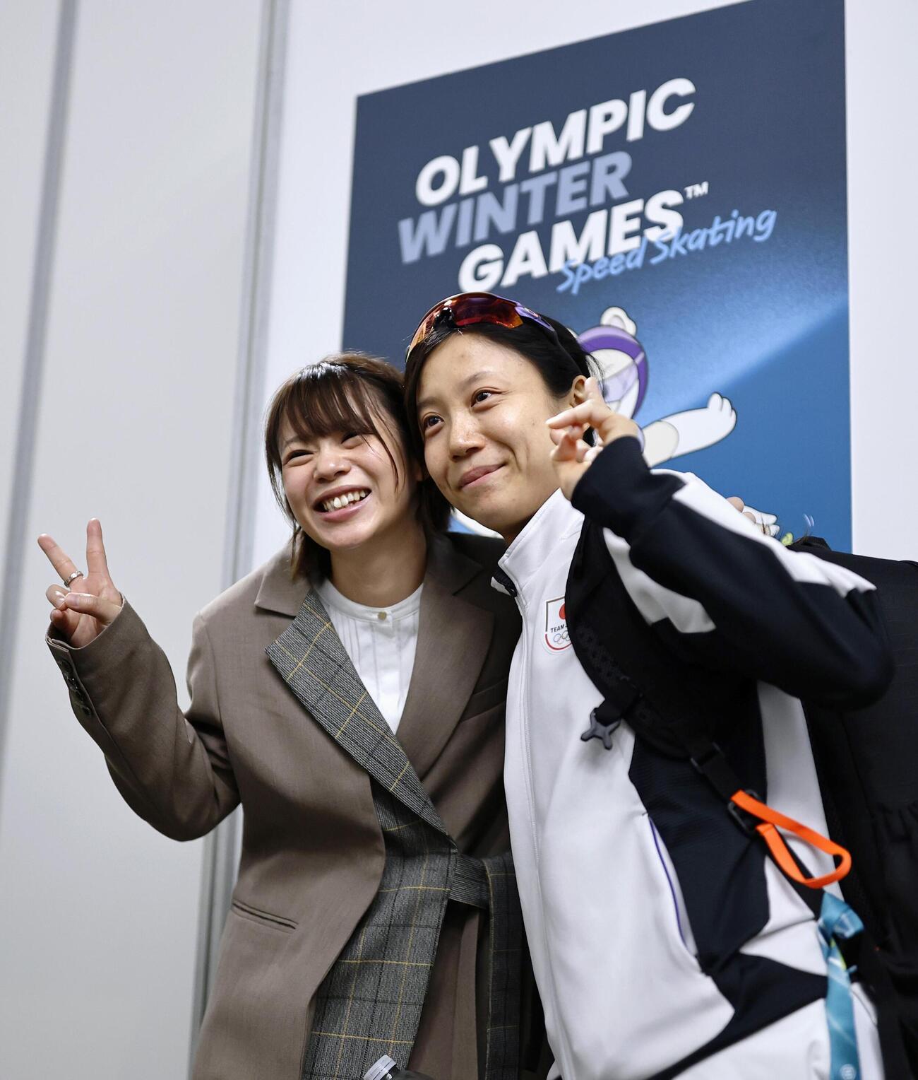 レースを終え、姉の菜那さん（左）と写真に納まる高木美帆（共同）