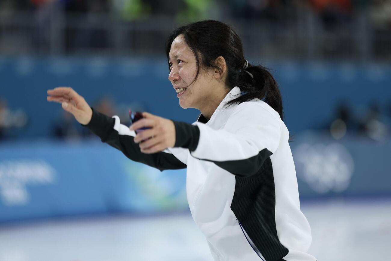 女子1500メートルで6位に終わり、涙ながらにあいさつする高木（撮影・前田充）