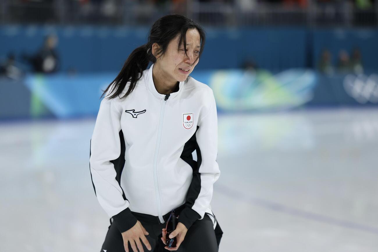 女子1500メートルで6位に終わり、涙ながらにあいさつする高木（撮影・前田充）