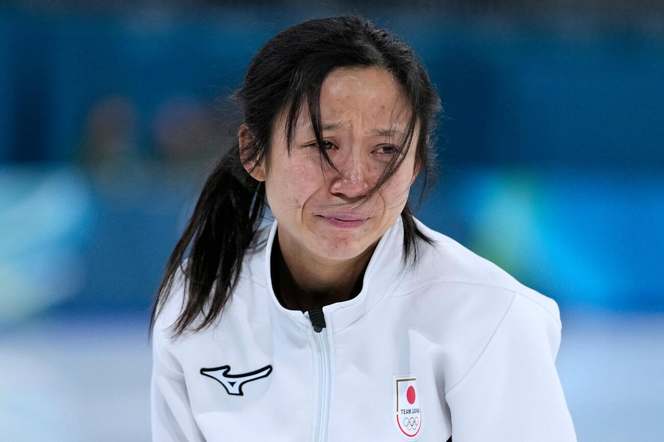 女子1500メートルで6位に終わり、涙を流す高木美帆（AP）