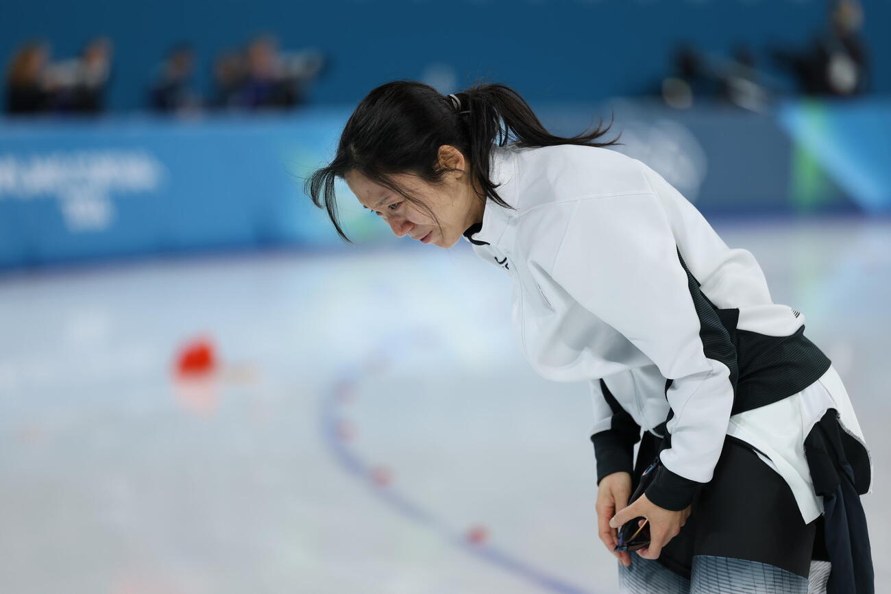 女子1500メートルで6位に終わり、涙ながらにあいさつする高木（撮影・前田充）