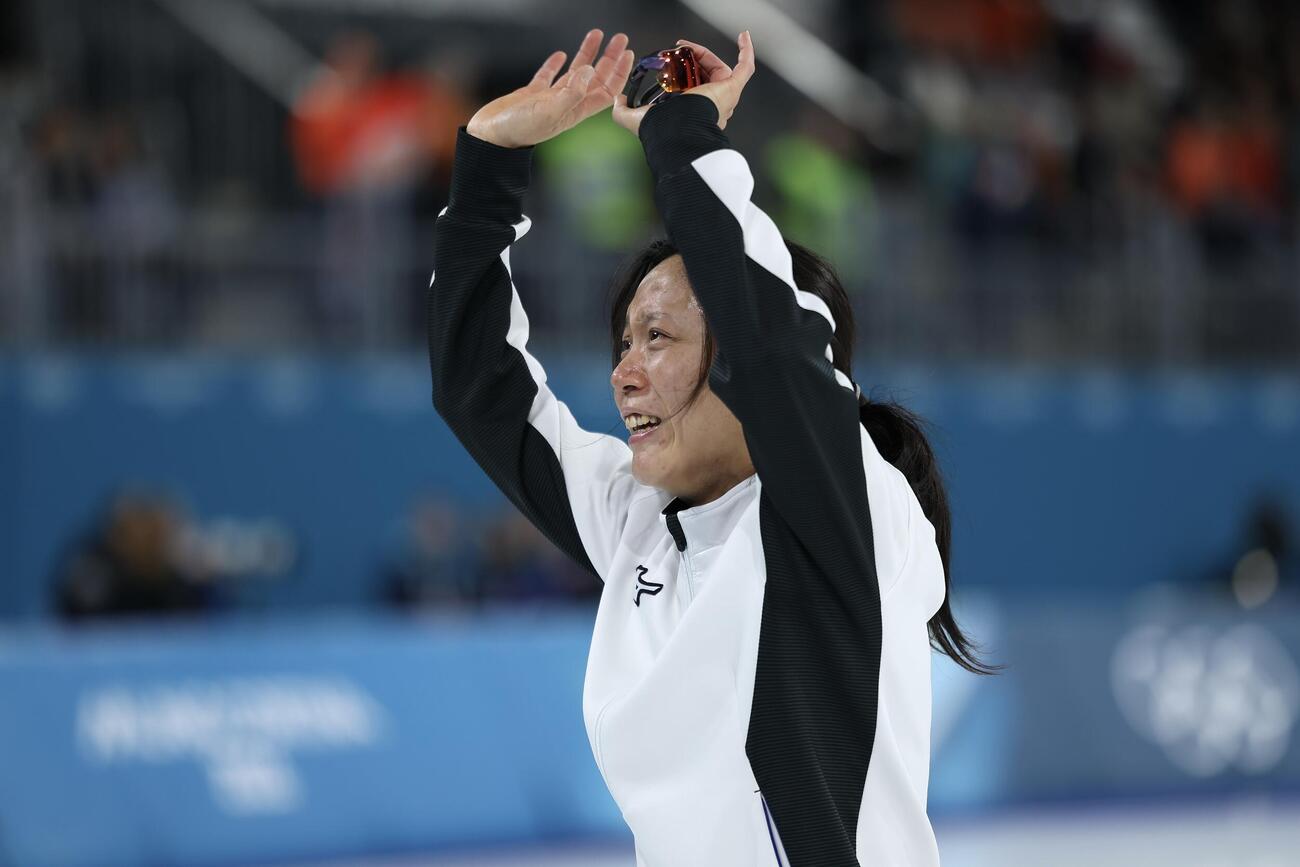 女子1500メートルで6位に終わり、涙ながらにあいさつする高木（撮影・前田充）