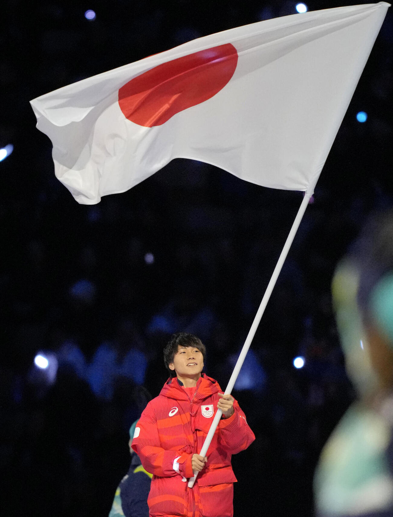 6日の開会式で日本選手団の旗手を務めた森重（代表撮影）