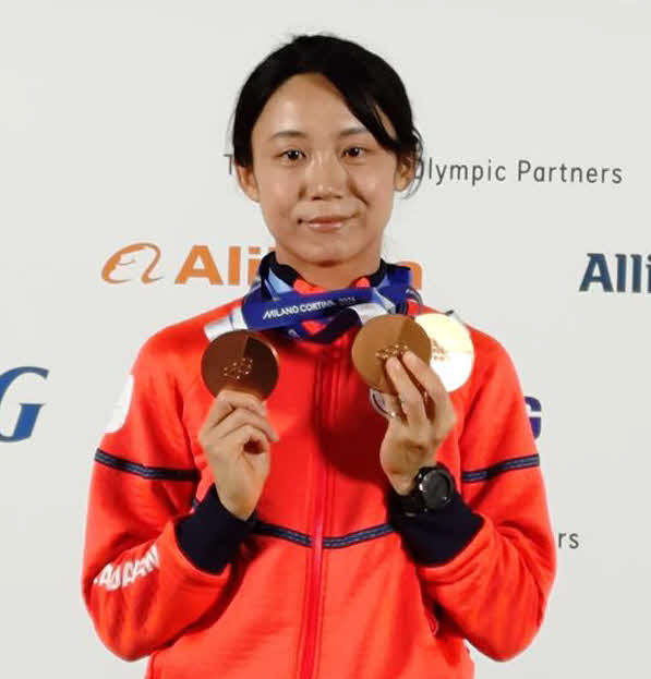 メダリスト会見に出席して、3つの銅メダルを手にするスピードスケート女子の高木（撮影・飯岡大暉）