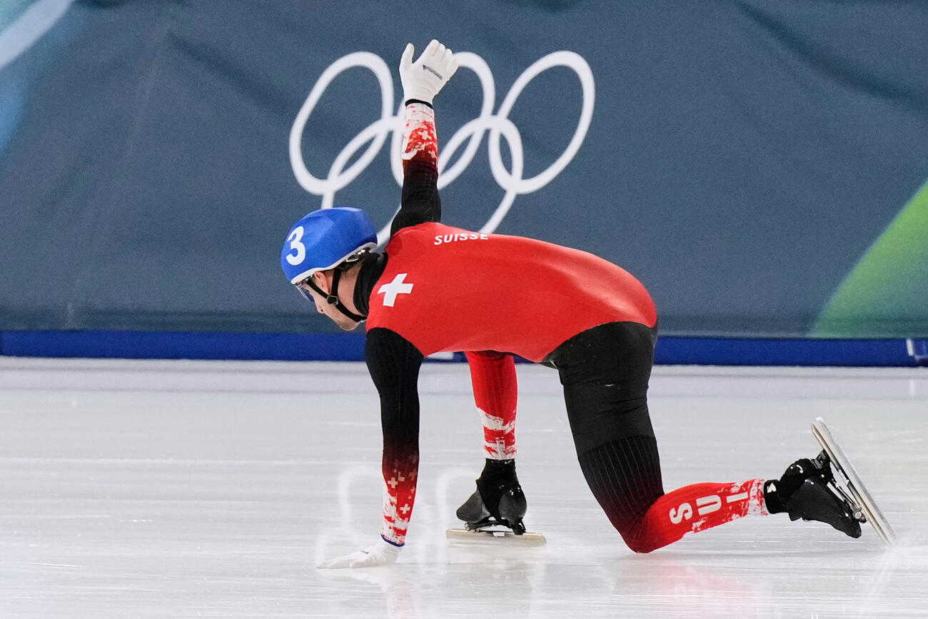 男子マススタート1回戦　転倒したリビオ・ウェンガー（AP）