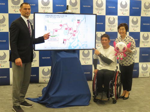 東京パラリンピック・マラソンコース発表会見に出席した、左から組織委員会・室伏広治スポーツディレクター、西田宗城、日本パラ陸連・増田明美会長（撮影・小堀泰男）