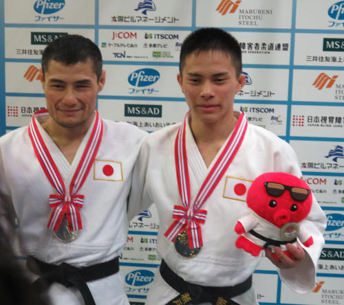 東京国際選手権　男子66キロ級を制した瀬戸勇次郎（右）と準優勝の藤本聡