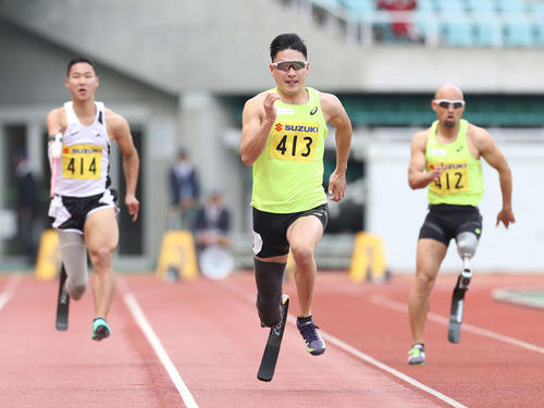男子パラ100メートル、11秒55でゴールし自身の持つT64クラスのアジア記録を更新した井谷俊介（中央）。右は山本、左は池田（撮影・河野匠）