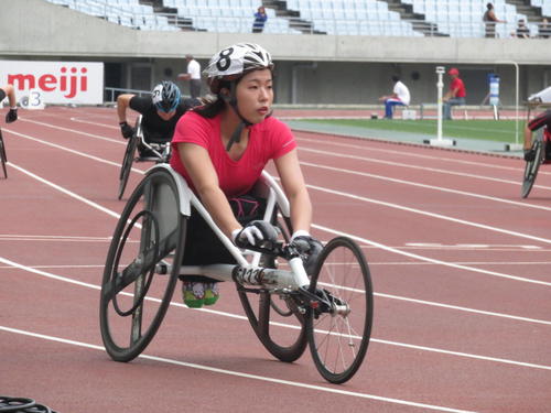 女子100メートル（車いすT54）決勝　2位でゴールした村岡桃佳（撮影・小堀泰男）