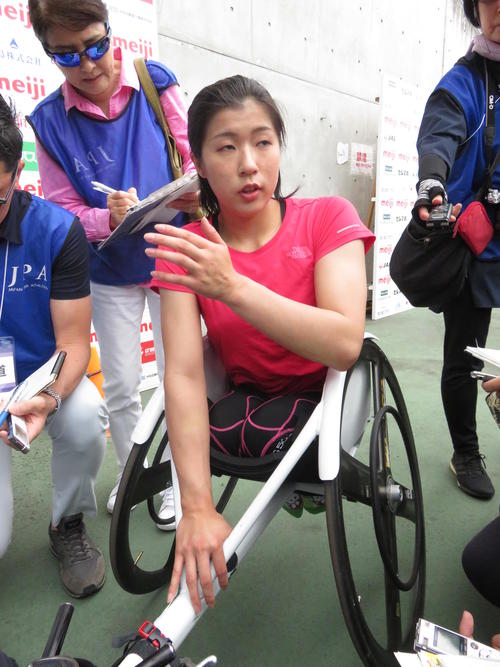 女子100メートル（車いすT54）決勝　2位でゴールし、メディアの取材に応じる村岡桃佳（撮影・小堀泰男）
