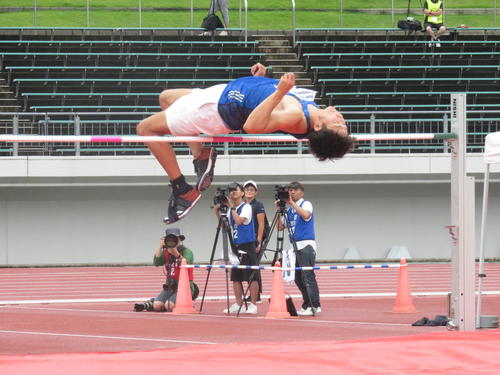 男子走り高跳び（下肢障がいT44）決勝　成田緑夢は自らの記録を更新する1メートル86のに日本新をマークした（撮影・小堀泰男）