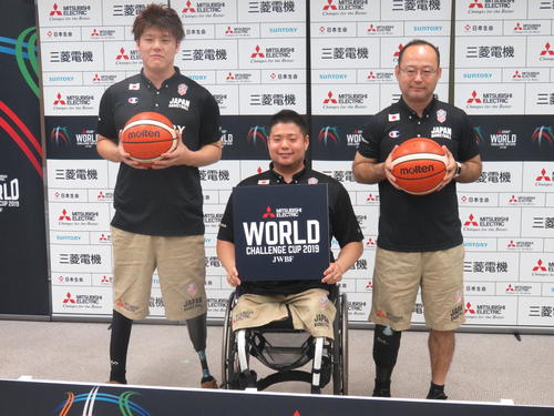会見に出席した、左から秋田啓、香西宏昭、及川晋平監督（撮影・小堀泰男）