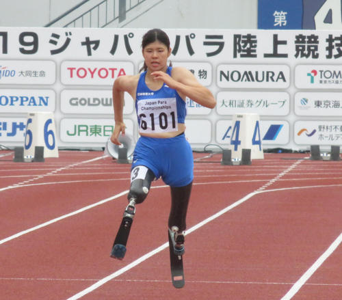 ジャパンパラ陸上女子100メートル（義足T61）で、自らの世界記録を更新する19秒06をマークした湯口（撮影・小堀泰男）