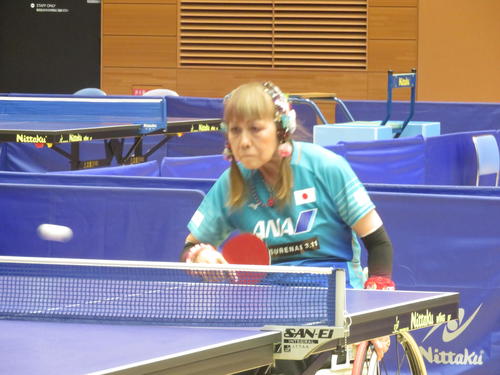 女子シングルス（車いす5）決勝リーグ　優勝がかかった最終戦でミドルのボールに反応する別所キミエ（撮影・小堀泰男）