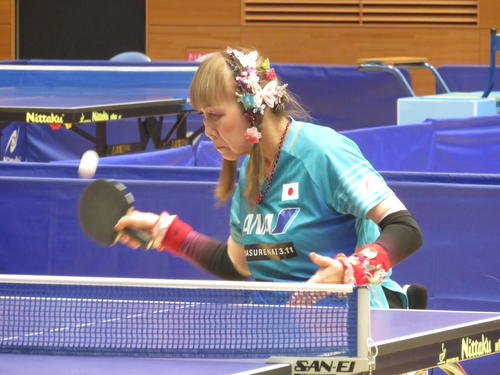 女子シングルス（車いす5）決勝リーグ　優勝がかかった最終戦でサーブを放つ別所キミエ（撮影・小堀泰男）