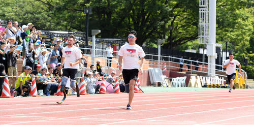 100メートルのデモンストレーションで11秒45の好記録をマークした井谷俊介（中央）。左からダービット・ベーレ、1人おいて吉田知樹（撮影・たえ見朱実）