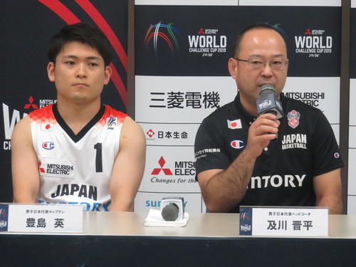 会見で2年連続優勝への意気込みを語る及川晋平監督（右）と豊島英主将（撮影・小堀泰男）