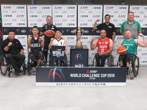 健闘を誓い合う出場4カ国の監督、コーチ、主将たち。左から3人目が日本の及川晋平監督、同4人目が豊島英主将（撮影・小堀泰男）