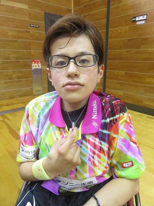土井健太郎のネックレスの中には双子の弟康太郎さんの遺骨が納められている（撮影・小堀泰男）