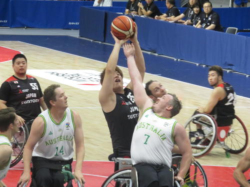 日本対オーストラリア　第1Q、秋田啓（中央）は相手のマークをかわしてゴール正面からシュートを決める（撮影・小堀泰男）