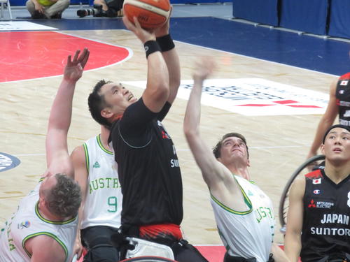 日本対オーストラリア　第2Q、藤本怜央（中央）は相手の厳しいチェックをかいくぐってシュートを決める（撮影・小堀泰男）