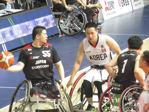 日本対韓国　第1Q、香西宏昭（左）は右サイドを攻め上がってマークを引きつけパスを狙う（撮影・小堀泰男）