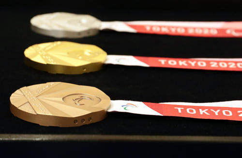 東京パラリンピックのメダル。側面の穴の数でメダルの色がわかる