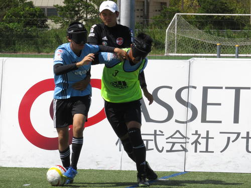 代表合宿で川村怜主将（右）と激しくボールを争う園部優月（撮影・小堀泰男）