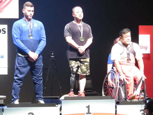 男子72キロ級の表彰式で真ん中に立つ金メダルの樋口健太郎。左は銀メダルのテレスカ、右は銅メダルの斉藤伸弘（撮影・小堀泰男）