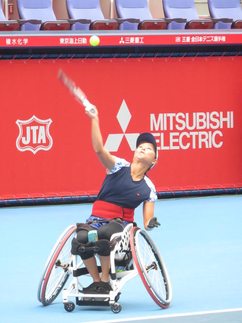 サーブを放つ大谷桃子（撮影・小堀泰男）