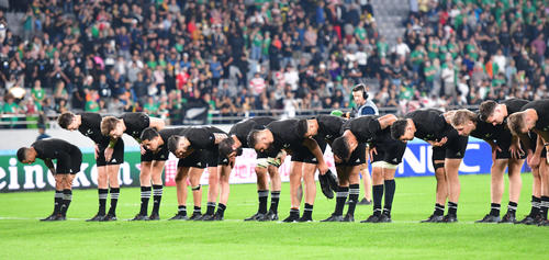 アイルランドとの準々決勝後、ファンに一礼であいさつするニュージーランドの選手（撮影・清水貴仁）