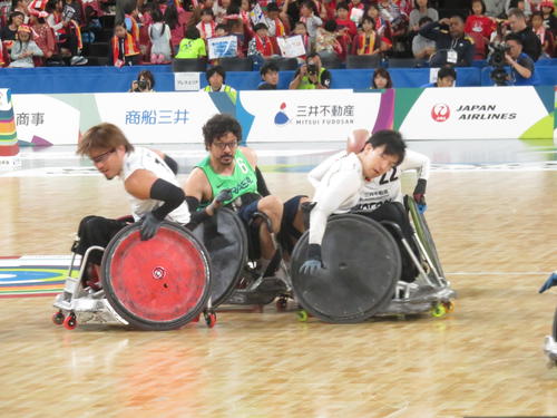 ワールドチャレンジ開幕戦で中町俊耶（右）は池崎大輔（左）とブラジルのイギノをマークする（撮影・小堀泰男）