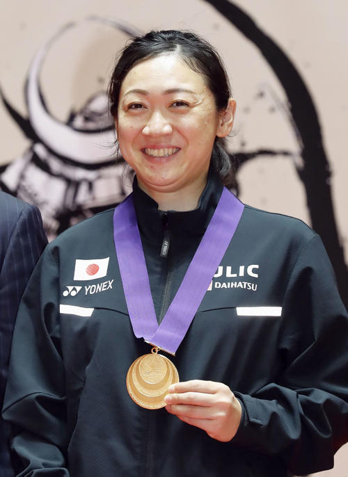 女子シングルス（上肢障害）の表彰式で、メダルを手に笑顔を見せる優勝した鈴木亜弥子（共同）
