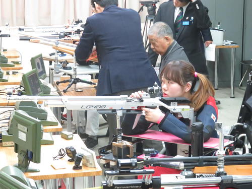 パラ射撃全日本選手権　水田光夏は車いすに座り、テーブルに両肘をついて競技を行う（撮影・小堀泰男）