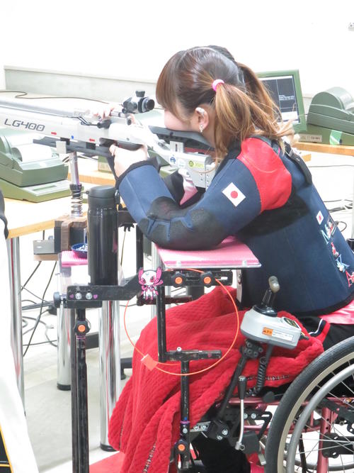 パラ射撃全日本選手権エアライフル男女混合10メートル伏射（上肢障がいSH2）　水田光夏は車いすに座り、テーブルに両肘をついて競技を行う（撮影・小堀泰男）