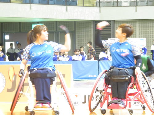 女子WH1－2（車いす）ダブルス決で連覇を飾った里見紗李奈（左）と山崎悠麻（撮影・小堀泰男）