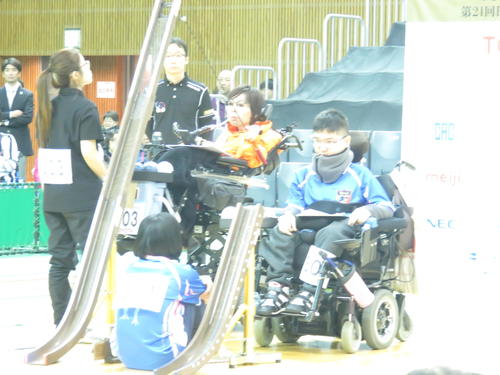 BC3（脳性まひ、運動機能障がい）決勝　滑り台のようなランプを使って投球数する有田正行（左から3人目）と河本圭亮（右）（撮影・小堀泰男）