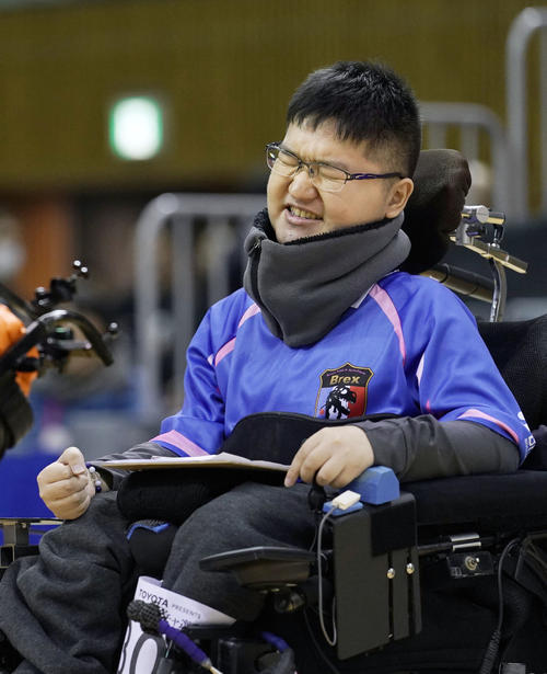 運動機能障害（BC3）で優勝し、ガッツポーズする河本圭亮（共同）