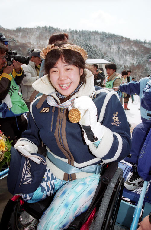 98年3月、長野パラリンピックで金メダルを獲得した大日方邦子