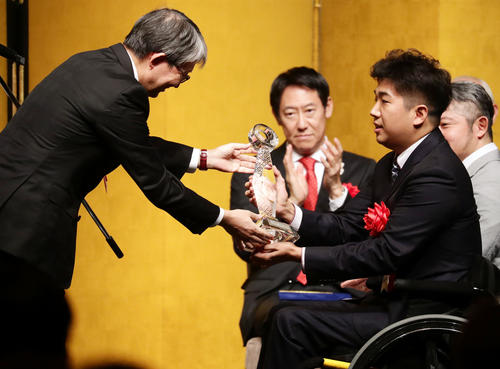 日本スポーツ賞のパラスポーツ大賞の佐藤（右）はトロフィーを受け取る（撮影・浅見桂子）