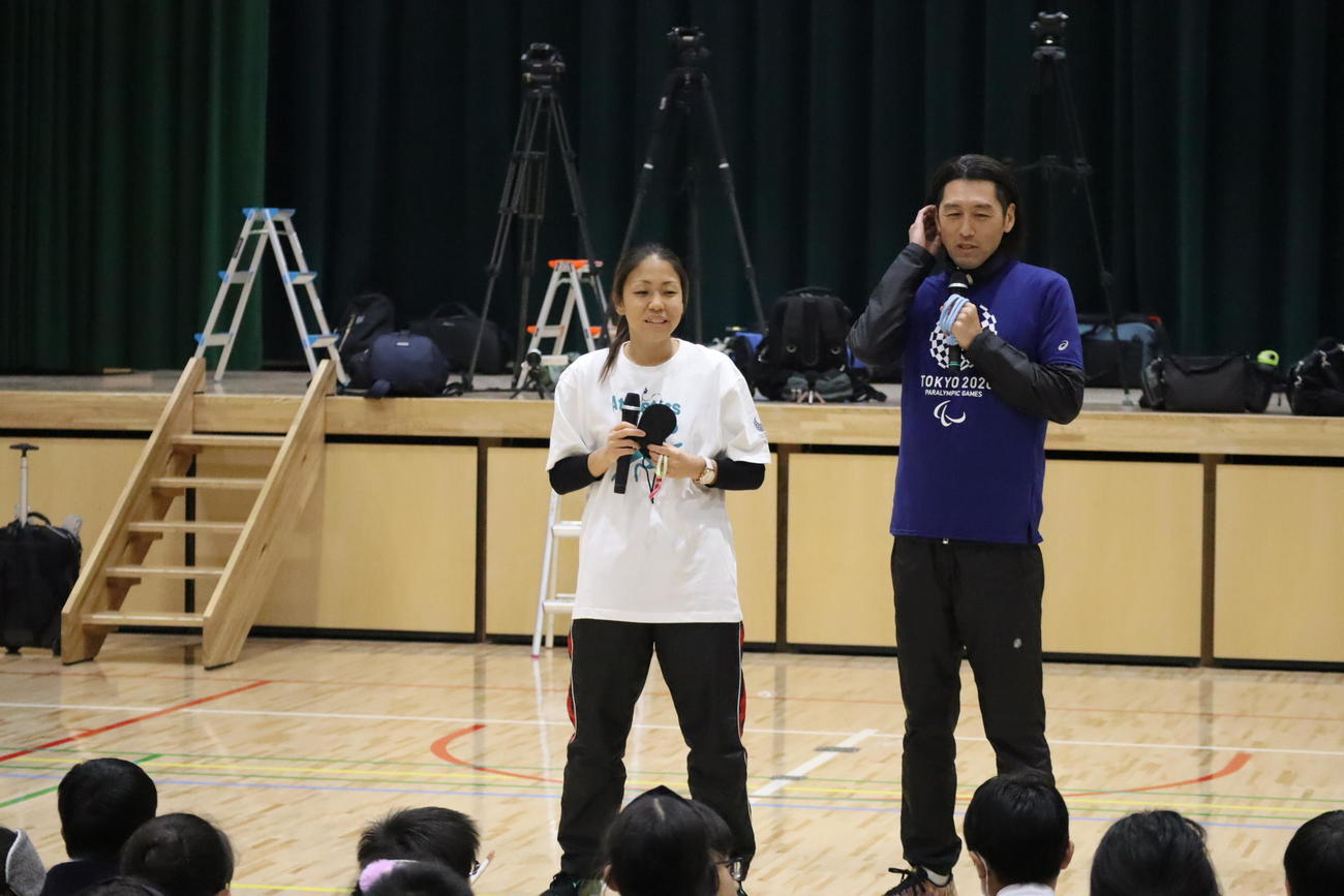 パラリンピック開幕半年前に江東区立有明西学園3年生の子どもたちに特別授業をした東京パラ陸上代表の高田千明とコーラーの大森盛一さん（左から）