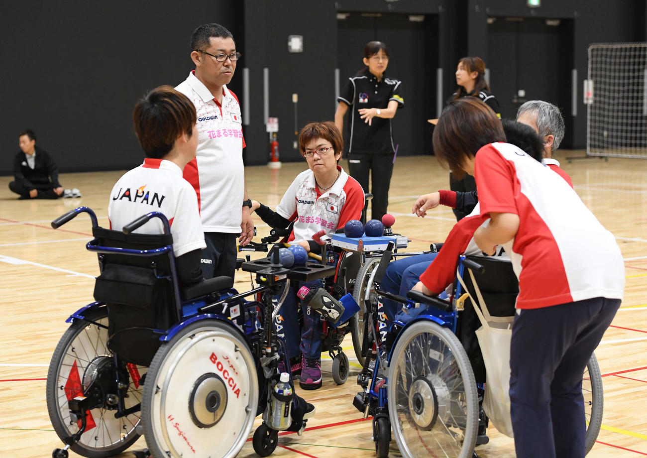 19年6月、ボッチャ日本代表強化合宿で選手に指示する村上光輝監督（左から2人目）