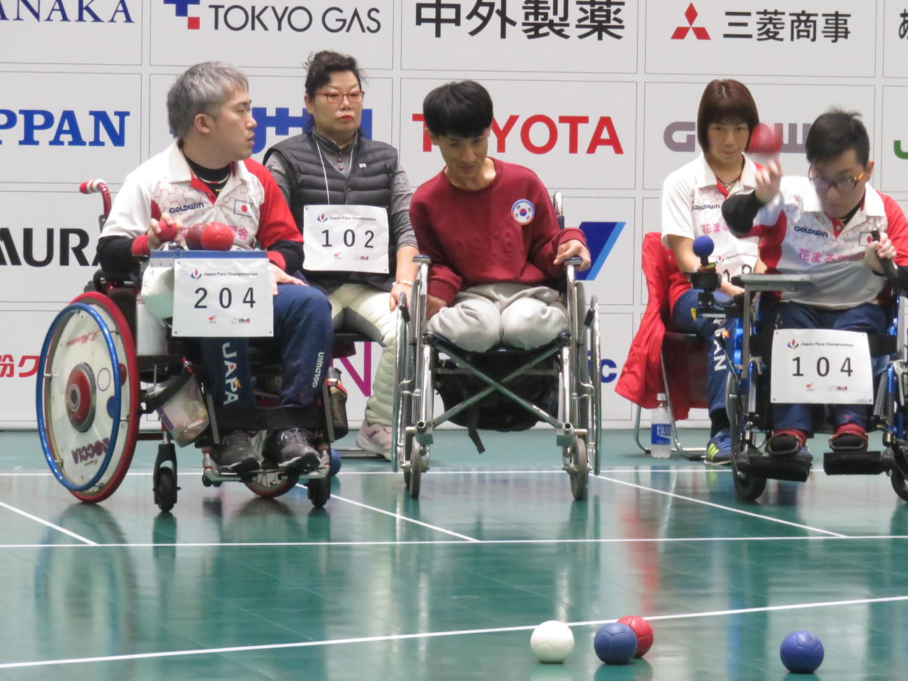 2019ジャパンパラボッチャ競技大会、中村拓海（右）のスローを見守る広瀬隆喜（左）（2019年1月20日撮影）