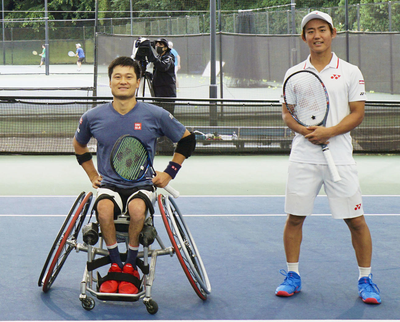 テニスのエキシビションマッチに参加した、車いす男子の国枝慎吾（左）と男子の西岡良仁（共同）