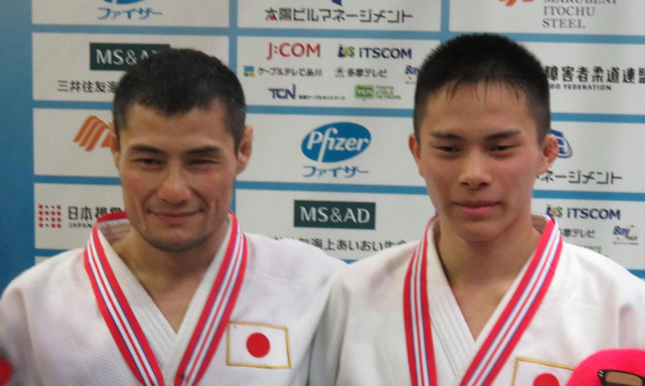 東京パラリンピック柔道代表候補の瀬戸勇次郎（右）と藤本聡