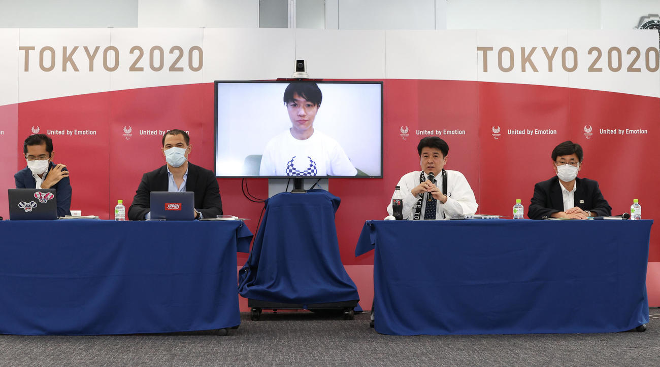 東京パラリンピックの競技日程を発表する、2020年東京五輪・パラリンピック組織委員会の中村英正ゲームズ・デリバリー・オフィサー（右から2人目）、室伏広治スポーツディレクター（左から2人目）ら。中央はリモート出演したパラテコンドー男子の田中光哉選手（代表撮影）