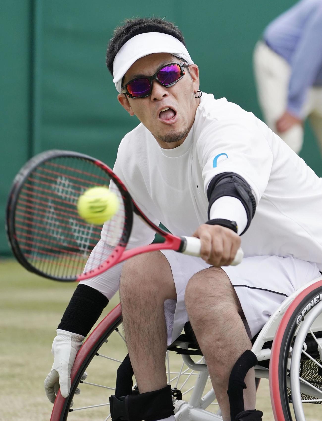 19年、ウィンブルドンでプレーする菅野浩二（共同）