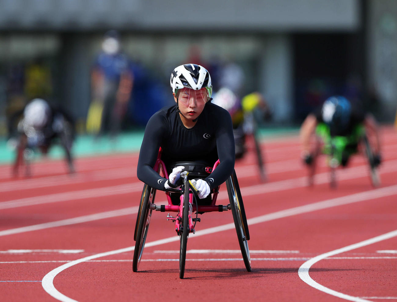 女子100メートルT54クラス決勝で1着でフィニッシュする村岡（撮影・河田真司）　　　