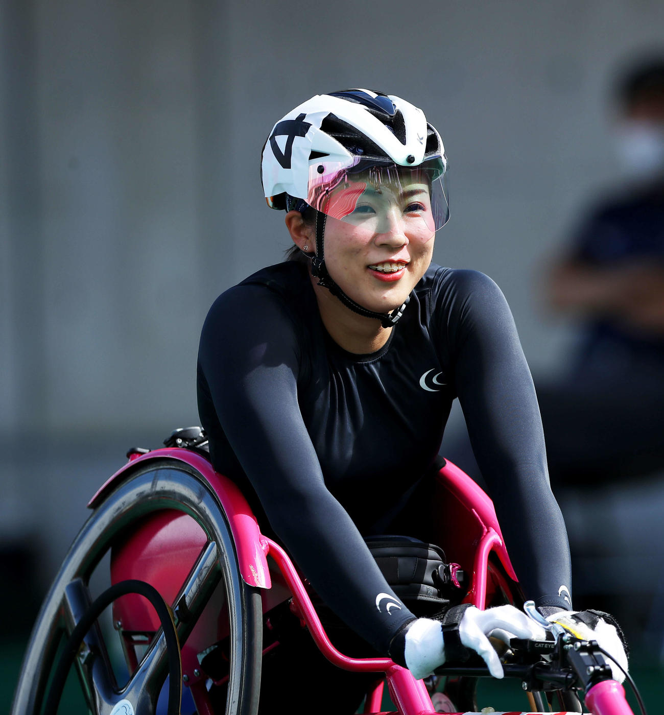 女子100メートルT54クラス決勝を終え笑顔を見せる村岡（撮影・河田真司）　　　
